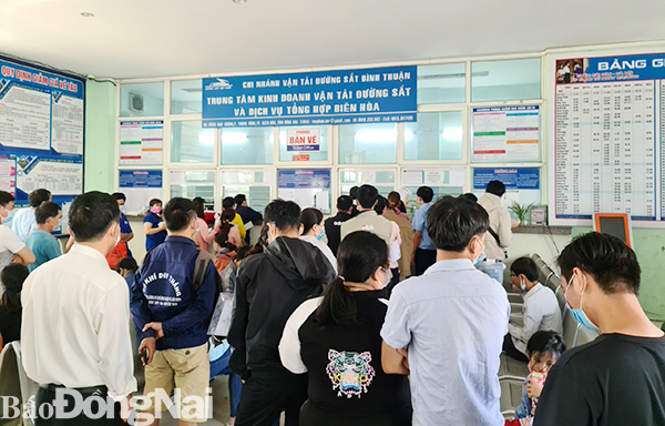 Rất đông người dân đứng chờ để trả vé tàu Tết tại Ga Biên Hòa