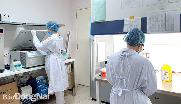 Nhân viên y tế Bệnh viện Đa khoa Đồng Nai thực hiện xét nghiệm SARS-CoV-2