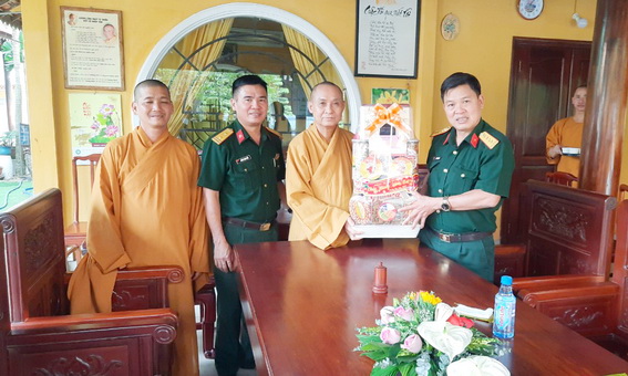 Lãnh đạo Bộ CHQS tỉnh tặng quà cho các đơn vị tôn giáo