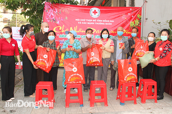 Người dân khó khăn nhận quà Tết do Hội Chữ thập đỏ tỉnh trao tặng ngày 2-2. 