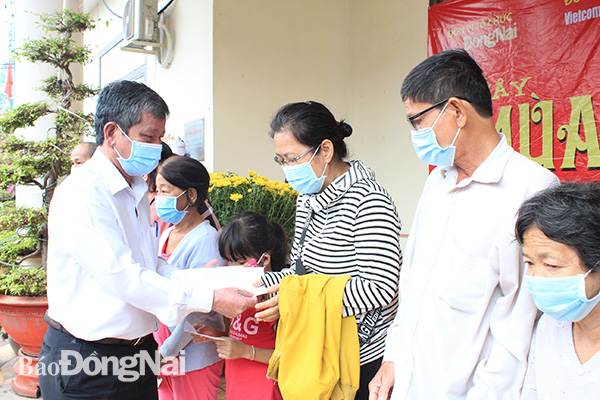 Đồng chí Nguyễn Tôn Hoàn, Tổng biên tập Báo Đồng Nai tặng quà cho các hộ gia đình có hoàn cảnh khó khăn