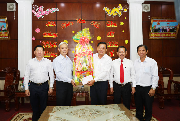 Bí thư Tỉnh ủy Nguyễn Phú Cường tặng quà lãnh đạo, cán bộ, nhân viên của Huyện ủy Vĩnh Cửu