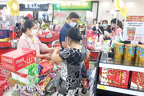 Người dân chọn mua các sản phẩm Tết tại một siêu thị ở TP.Biên Hòa. Ảnh: H.Quân