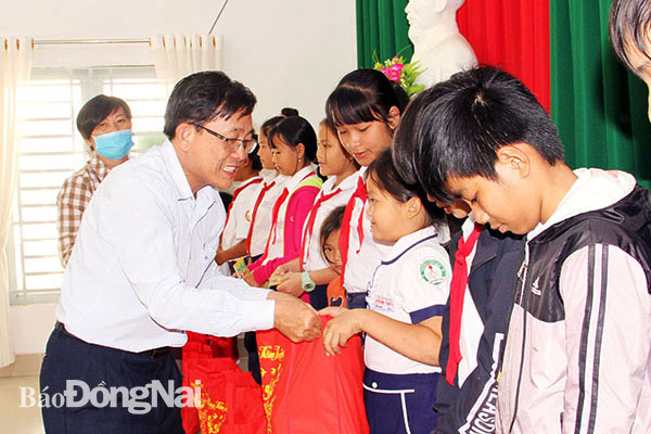 Trẻ em có hoàn ảnh khó khăn tại H.Định Quán nhận quà tết do Quỹ Bảo trợ trẻ em tỉnh trao tặng. Ảnh: Văn Truyên