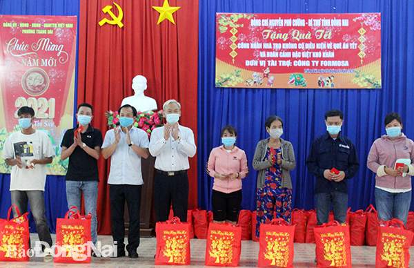 Bí thư Tỉnh ủy Nguyễn Phú Cường trao quà cho công nhân