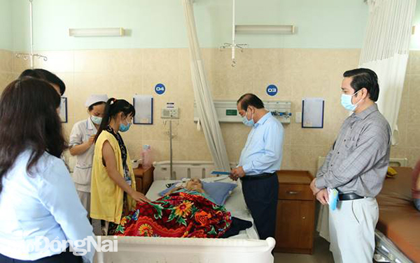 Ban giám đốc BHXH tỉnh tặng quà cho bệnh nhân đang điều trị tại Bệnh viện Đa khoa Đồng Nai