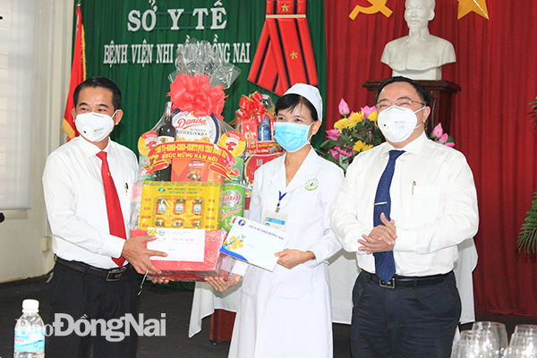 Lãnh đạo tỉnh, lãnh đạo Sở Y tế chúc Tết Bệnh viện Nhi đồng Đồng Nai.