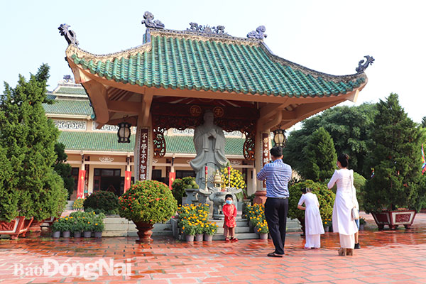 Du khách thắp hương tại tượng thờ Khổng Tử trong Văn Miếu Trấn Biên
