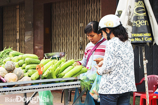 Một tiểu thương bán hàng bên đường tại P.Tam Phước, TP.Biên Hòa (Ảnh minh họa)