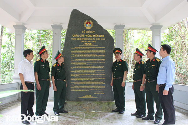 Lãnh đạo Viện Lịch sử Quân sự Việt Nam và Bộ CHQS tỉnh chụp hình lưu niệm tại nhà bia QGPMN Việt Nam tại Chiến khu Đ. Ảnh: Nguyệt Hà