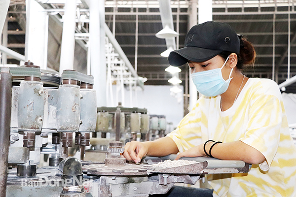 Lĩnh vực sản xuất công nghiệp được nhiều doanh nghiệp bỏ vốn đầu tư trong năm 2021. Trong ảnh: Sản xuất nút áo xuất khẩu tại Công ty TNHH Hoàn Mỹ (H.Vĩnh Cửu). Ảnh: H.GIANG
