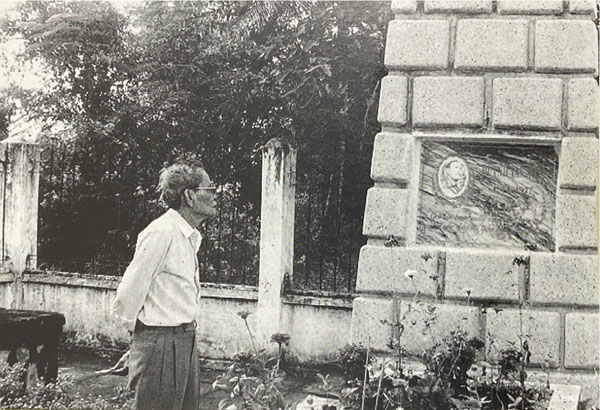Nhà văn Lý Văn Sâm viếng mộ người anh lớn - nhà thơ Huỳnh Văn Nghệ