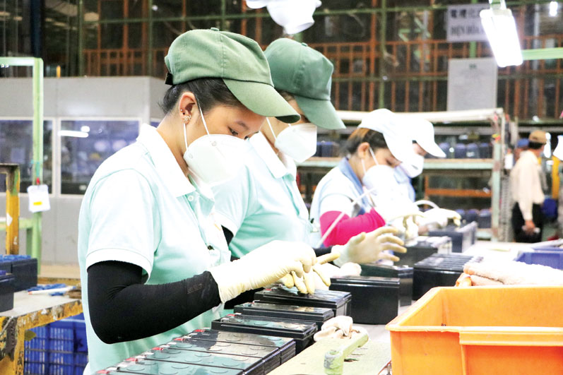 Công nhân kiểm tra sản phẩm trước khi đóng gói tại Công ty TNHH Công nghệ năng lượng CSB Việt Nam, Khu công nghiệp Nhơn Trạch 3, H.Nhơn Trạch Ảnh: PHẠM TÙNG