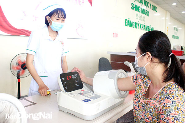 Bệnh nhân được kiểm tra huyết áp miễn phí tại Bệnh viện Đại học Y dược Shing Mark. Ảnh: Hạnh Dung