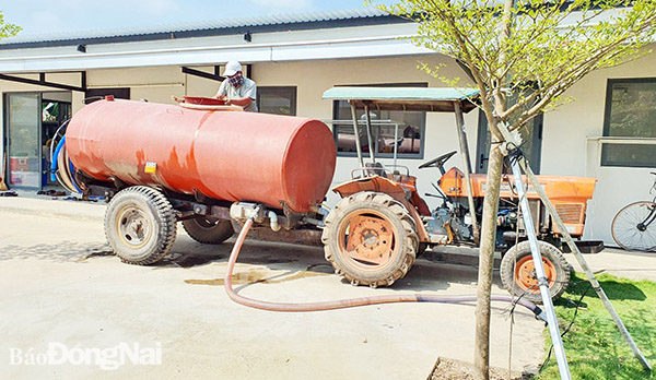 Xe chở nước bán cho một công ty đang hoạt động tại Khu công nghiệp Định Quán trên địa bàn xã La Ngà