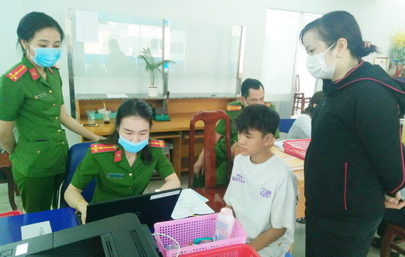 Cán bộ thu nhận thông tin cấp CCCD tại bộ phận một cửa TP.Biên Hòa. (Ảnh: Trần Danh)