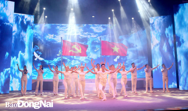Nhà hát Nghệ thuật Đồng Nai biểu diễn trực tuyến phục vụ khán giả trong mùa dịch Covid-19. Ảnh: Ly Na