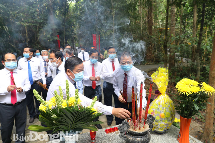  Các đồng chí lãnh đạo tỉnh thắp hương tại Nghĩa trang liệt sĩ Mã Đà
