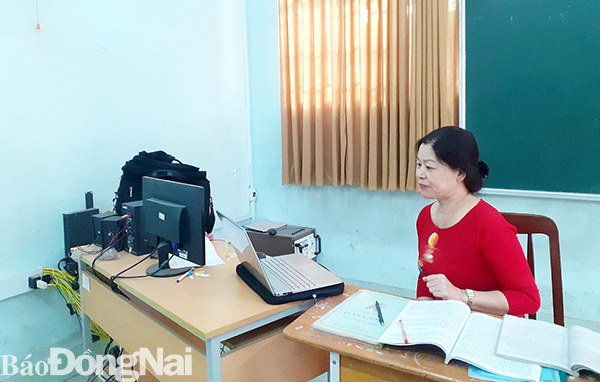 Giáo viên Trường THPT Nguyễn Trãi (TP.Biên Hòa) hướng dẫn học sinh ôn tập online. Ảnh: C.Nghĩa