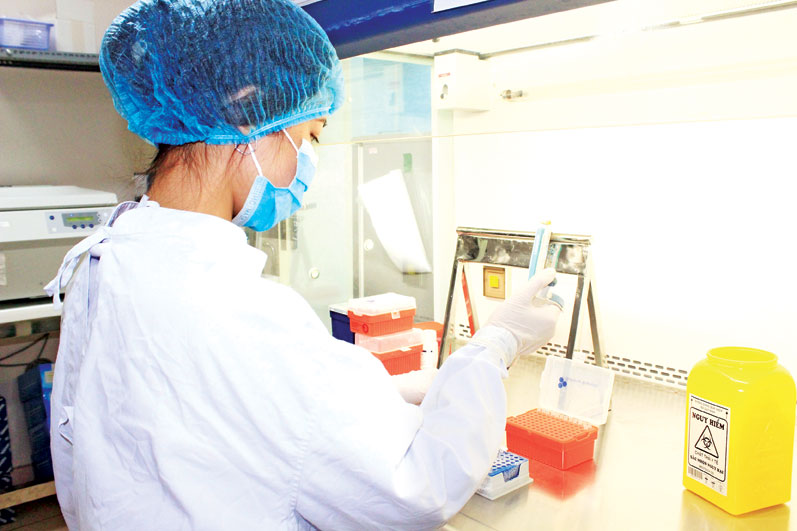 Nhân viên y tế Khoa Vi sinh Bệnh viện Đa khoa Đồng Nai thực hiện xét nghiệm SARS-CoV-2 Ảnh: HẠNH DUNG