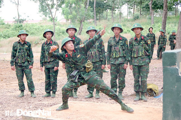 Học viên học tập tại Trung đoàn 96 tham gia huấn luyện ném lựu đạn ngoài thao trường. Ảnh: Nam Anh