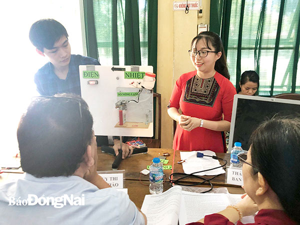 Cô Ngô Thị Như Quỳnh trình bày về bộ thí nghiệm chuyển hóa các dạng năng lượng trong dạy học vật lý. Ảnh: NVCC