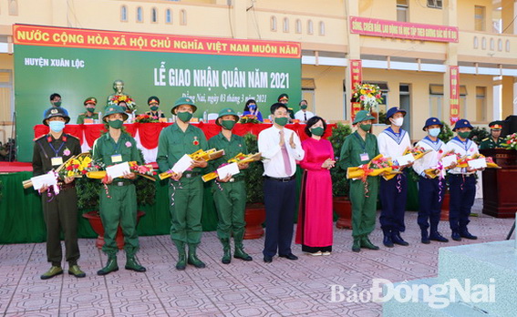 Đồng chí Viên Hồng Tiến, Bí thư Huyện ủy Xuân Lộc tặng hoa động viên thanh niên lên đường nhập ngũ (Ảnh: Ngọc Hoàng)