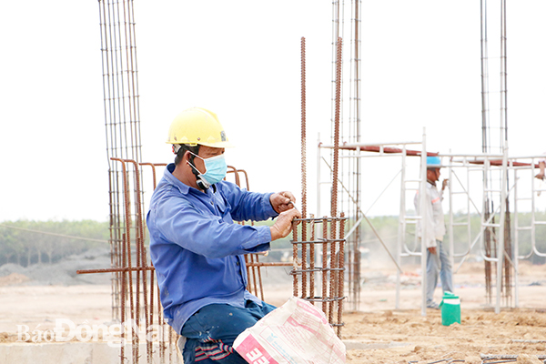 Công nhân thi công dự án xây dựng trụ sở UBND xã tại Khu tái định cư Lộc An - Bình Sơn