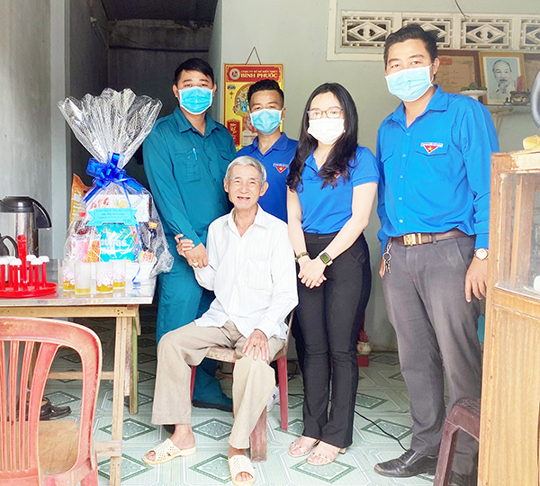 Đoàn P.Bửu Long (TP.Biên Hòa) tổ chức đến tận nhà trao quà cho người dân trong thời điểm cuộc sống bị ảnh hưởng bởi dịch bệnh. ảnh: Vân Huỳnh
