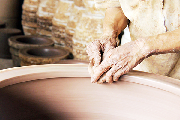 Theo ông Châu Văn Nhất, người gần 40 năm chuyên tạo hình gốm, trong khâu này, việc tạo hình cho các sản phẩm đòi hỏi sự sáng tạo, nắn chỉnh các chi tiết một cách tỉ mỉ