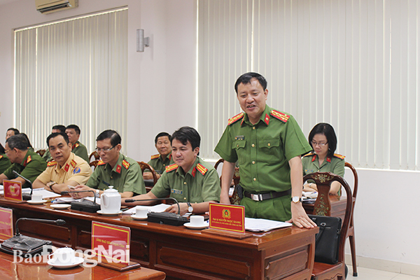 Phó giám đốc Công an tỉnh, đại tá Nguyễn Ngọc Quang báo cáo tại buổi làm việc.