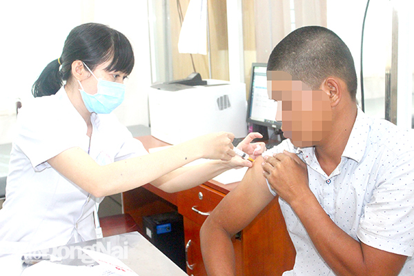 Tiêm vaccine phòng bệnh tại Trung tâm Kiểm soát bệnh tật tỉnh. Ảnh: A.YÊN