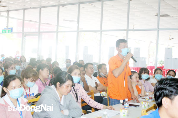 Công nhân Công ty TNHH Pousung Việt Nam (H.Trảng Bom) nêu ý kiến tại hội nghị người lao động năm 2020. Ảnh: Lan Mai