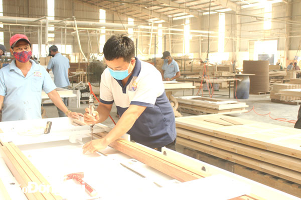 Anh Bùi Văn Nam, Tổ trưởng xưởng lắp ráp Công ty TNHH Minh Thành (H.Vĩnh Cửu) làm việc tại xưởng. Ảnh: Thảo My