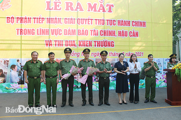 Lãnh đạo Công an tỉnh tặng hoa cho các đơn vị tham gia bộ phận một cửa trong lễ ra mắt.