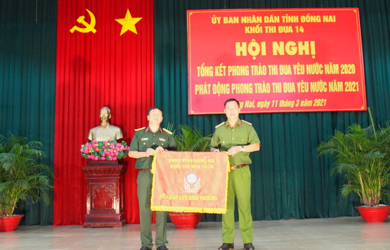 Bàn giao cờ đơn vị khối trưởng năm 2021 cho Trại giam Xuân Lộc