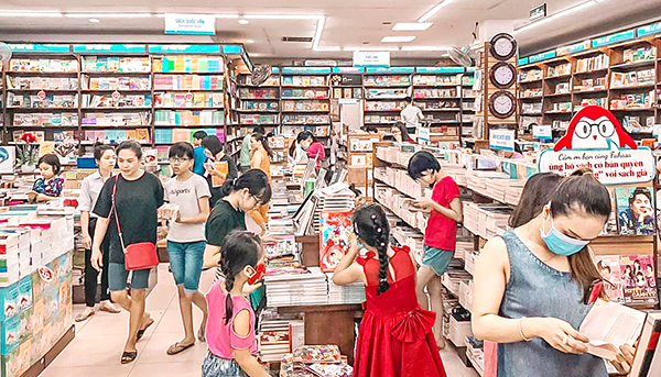 Đông đảo người mua sách tại một nhà sách ở TP.Biên Hòa. Ảnh: NSTH