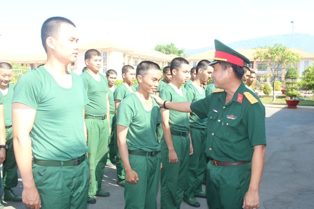 Thượng tá Nguyễn Tấn Linh kiểm tra, động viên chiến sĩ mới đang học tập dự khóa