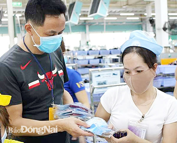 Đại diện Công ty TNHH Pousung Việt Nam (H.Trảng Bom) tặng khẩu trang cho công nhân. Ảnh: Lan Mai