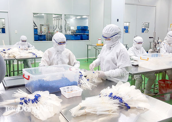 Công nhân Công ty TNHH Terumo Việt Nam làm việc trong môi trường hiện đại, an toàn tại xưởng sản xuất. Ảnh: Lan Mai