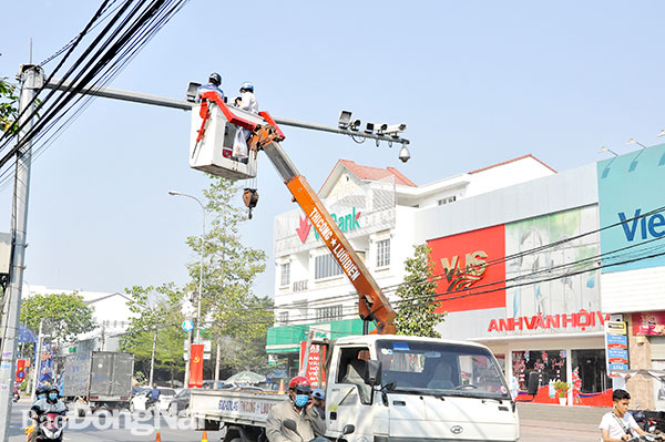 Lắp đặt hệ thống camera giao thông hiện đại trên đường Võ Thị Sáu, đoạn qua P.Thống Nhất (TP.Biên Hòa). Ảnh: Thanh Hải
