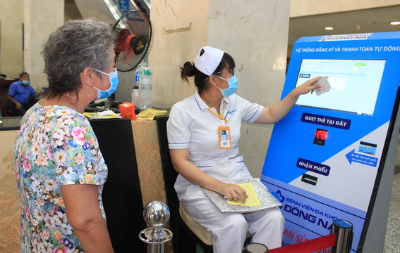 Người dân đăng ký khám bệnh tại Bệnh viện Đa khoa Đồng Nai