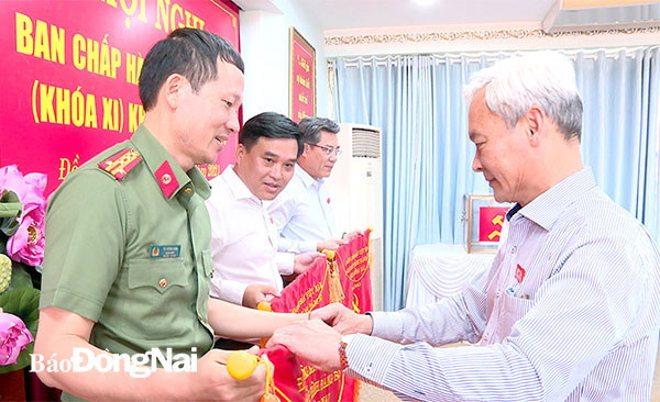 Đồng chí Nguyễn Phú Cường, Ủy viên Trung ương Đảng, Bí thư Tỉnh ủy, Chủ tịch HĐND tỉnh trao cờ cho 3 Đảng bộ đạt tiêu chuẩn trong sạch, vững mạnh tiêu biểu năm 2020. Ảnh: Huy Anh
