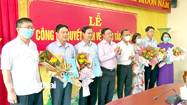 Bí thư Huyện ủy Thống Nhất Nguyễn Hữu Định tặng hoa chúc mừng cán bộ vừa được điều động bổ nhiệm