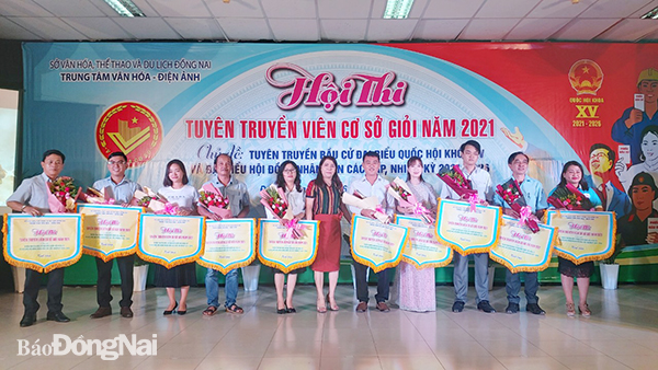 Giám đốc Trung tâm Văn hóa điện ảnh tỉnh Tôn Thị Thanh Tình trao cờ lưu niệm cho các đơn vị tham gia hội thi
