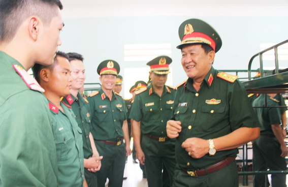 Thượng tướng Võ Minh Lương, Uỷ viên Trung ương Đảng, Uỷ viên Quân uỷ Trung ương, Thứ trưởng Bộ Quốc phòng trò chuyện với chiến sĩ mới Đồng Nai đang huấn luyện tại các đơn vị Quân đoàn 4