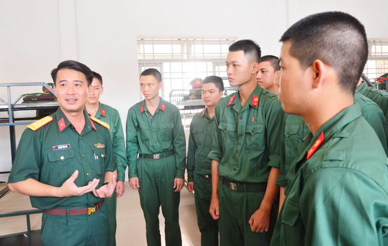 Thượng tá Nguyễn Tấn Linh, Phó chỉ huy trưởng, Tham mưu trưởng, Bộ CHQS tỉnh động viên chiến sĩ mới Trung đoàn Đồng Nai trước khi bước vào huấn luyện năm 2021