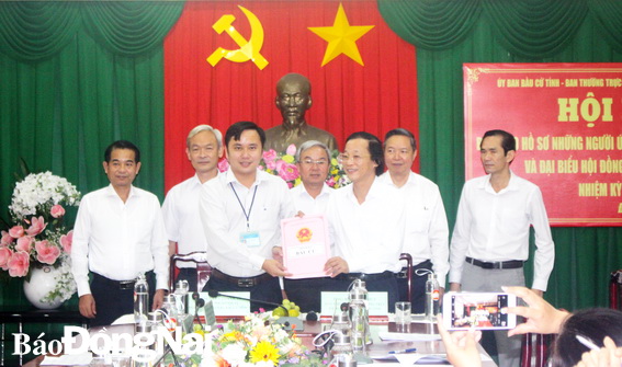 Ủy ban bầu cử tỉnh và Ban thường trực Ủy ban MTTQ Việt Nam tỉnh ký kết biên bản bàn giao hồ sơ những người ứng cử đại biểu Quốc hội khóa XV và đại biểu HĐND tỉnh khóa X, nhiệm kỳ 2021-2026