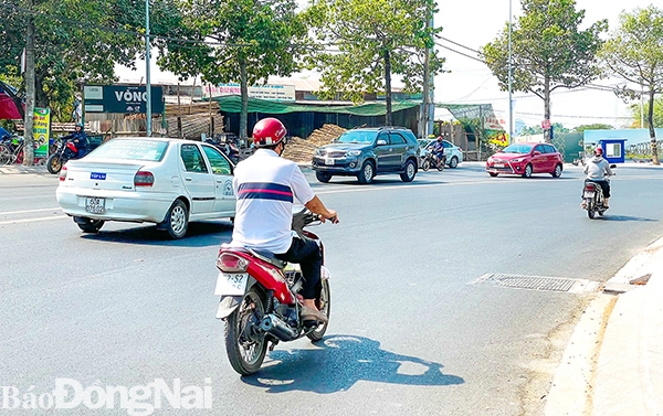 Đường Võ Thị Sáu, đoạn chưa được kẻ vạch phân làn, dễ mất an toàn giao thông. Ảnh: T.T.Trúc