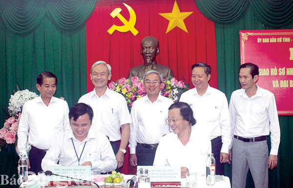 Ban thường trực Ủy ban MTTQ Việt Nam tỉnh phối hợp với Ủy Ban bầu cử tỉnh ký biên bản bàn giao hồ sơ ứng cử đại biểu Quốc hội và HĐND tỉnh nhiệm kỳ 2021-2026. Ảnh: Hồ Thảo